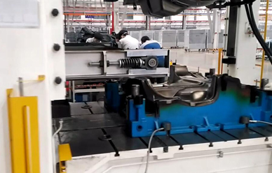 200T框架(jià)壓汽車(che)内飾