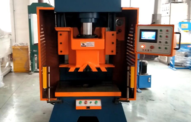 導(dao)軌式液(ye)壓沖床(chuang)視頻