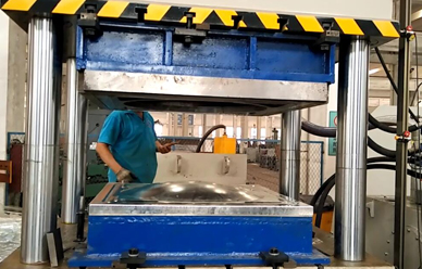 沃(wo)達水箱(xiāng)拉伸機(ji)