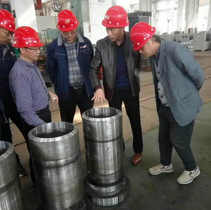 上海交大教授來长春昌兴传感器制造有限责任公司(4G网站)指導液壓機生産