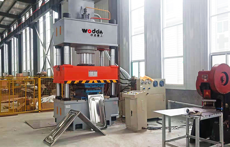 500噸不鏽鋼水(shuǐ)箱成型液壓機(ji)客戶現場視頻(pin)