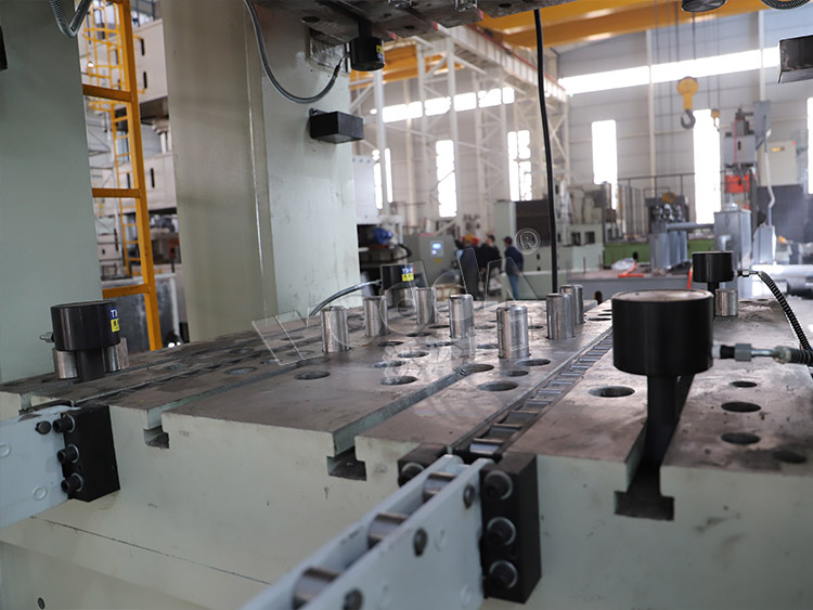 630噸框架式液壓機(多頂杆與舉模器) 630噸框架式液壓機(多頂杆與舉模器)