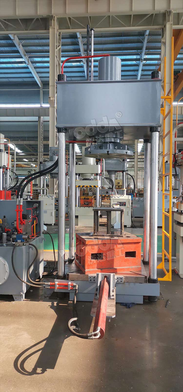 200噸兩梁四柱液壓機背面 200噸兩梁四柱液壓機背面