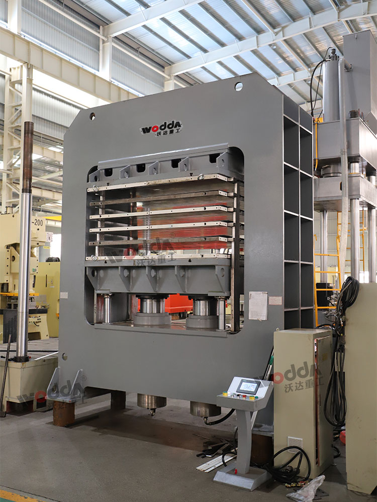 400噸複合闆材多層熱壓機 400噸複合闆材多層熱壓機