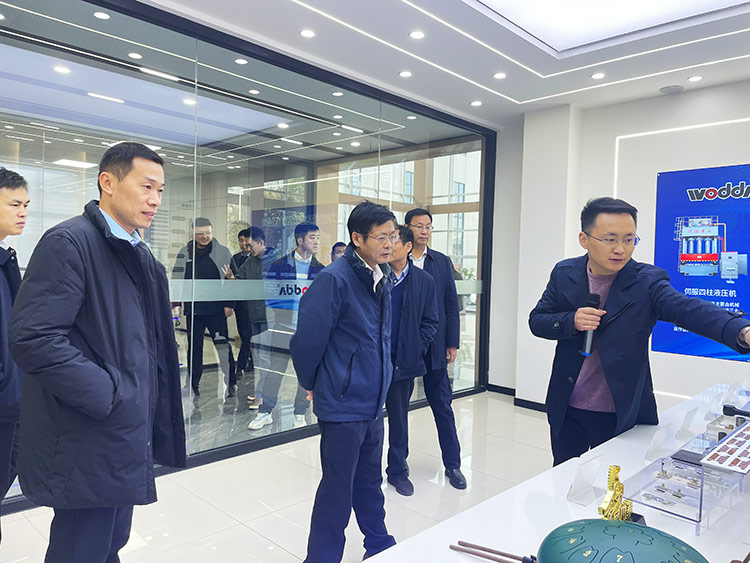 滕州市政協副主席董鴻洋一行考察长春昌兴传感器制造有限责任公司(4G网站)現場 滕州市政協副主席董鴻洋一行考察长春昌兴传感器制造有限责任公司(4G网站)現場