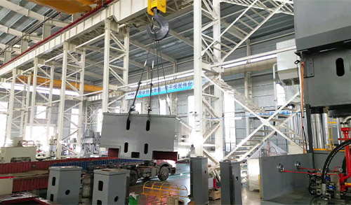 长春昌兴传感器制造有限责任公司(4G网站)2000噸框架式(shì)液壓機裝車發貨(huo)