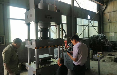 200噸不鏽(xiù)鋼離心(xīn)風機成(cheng)型液壓(ya)機