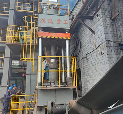 630噸活性炭(tàn)粉末成型液(ye)壓機